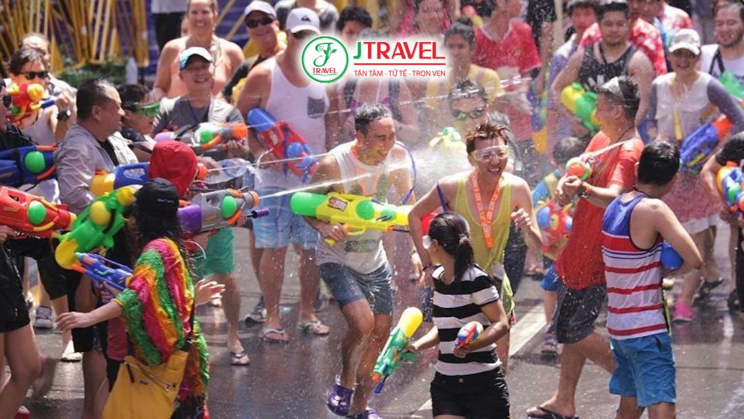 Lễ hội Songkran kéo dài nhiều ngày tại các thành phố du lịch lớn Thái Lan