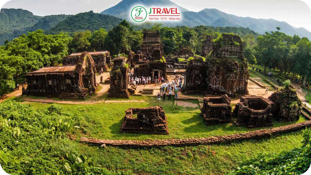 Thánh địa Mỹ Sơn thu hút du khách ưa khám phá