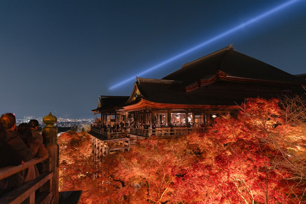 Chùa Kiyomizu-dera thắp đèn giữa sắc lá thu về đêm