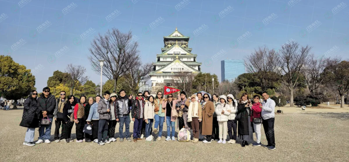 Đoàn khách J Travel tham quan lâu đài Osaka