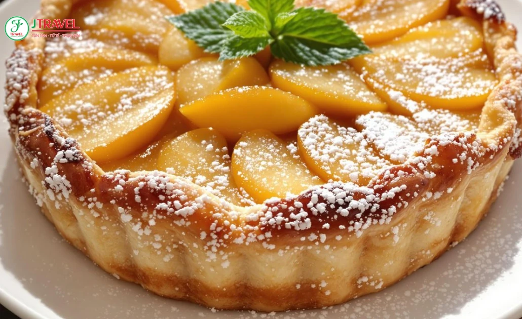 Tarte Tatin vị ngọt dịu, hơi chua nhẹ, thường ăn kèm kem vani.