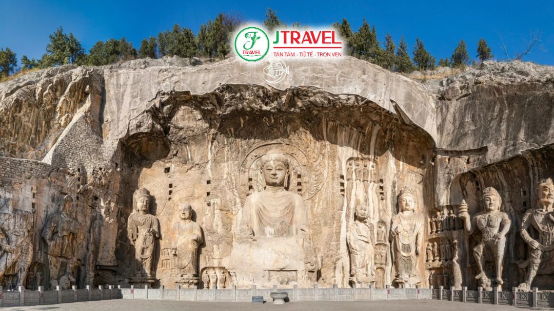 Quần thể Hang đá Long Môn với hàng nghìn tượng Phật khắc trên vách núi cổ đại
