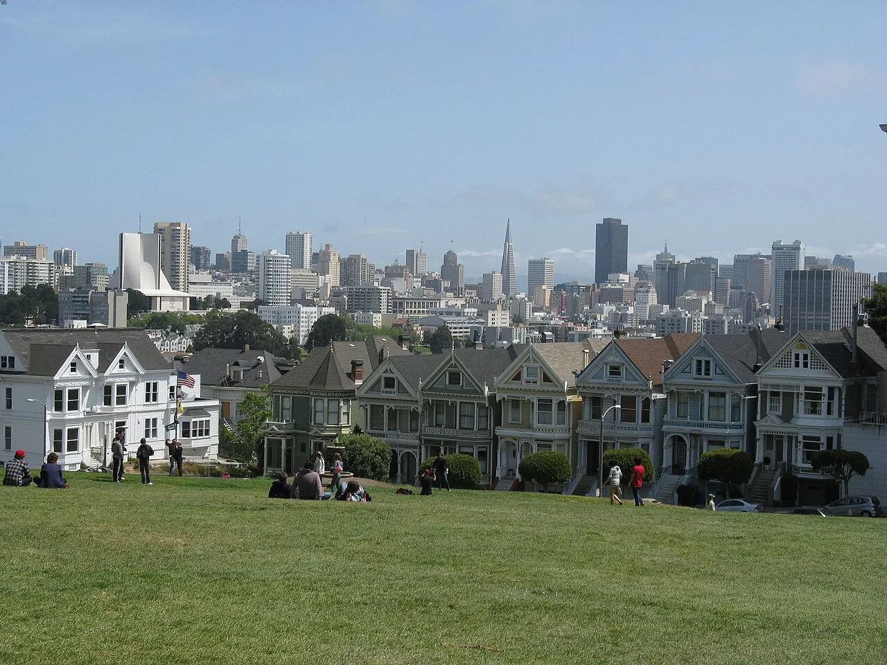 Dãy nhà Painted Ladies trước công viên Alamo Square