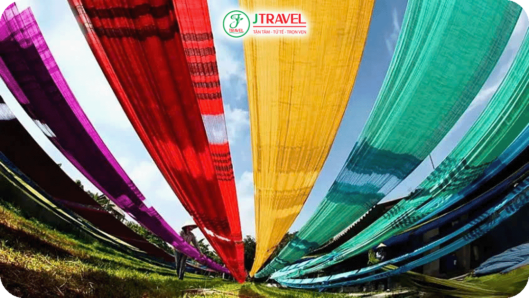 Lụa Tân Châu nổi tiếng với chất liệu mềm mại đặc trưng của vùng đất An Giang