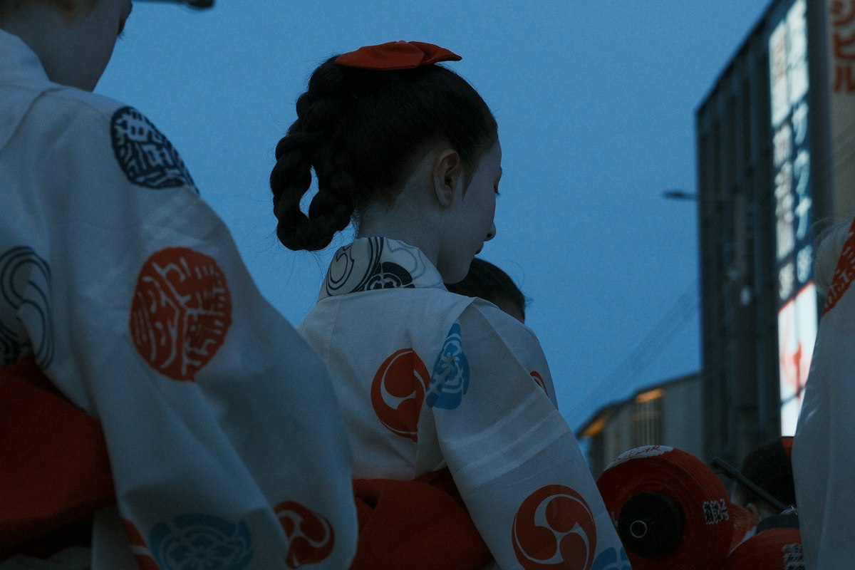 Những người mặc yukata cầm đèn lồng đỏ trong lễ hội mùa hè Nhật Bản