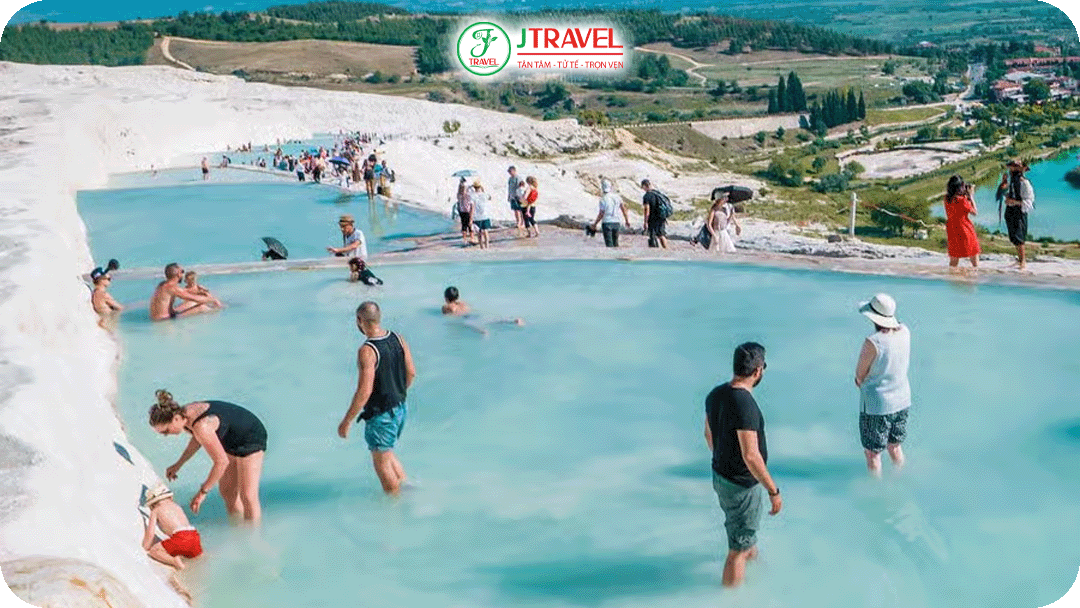 Du khách có thể trải nghiệm ngâm mình trong hồ khoáng cổ đại