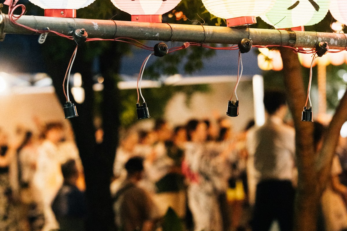 Đèn lồng có chữ Nhật treo phía trên đám đông trong lễ hội
