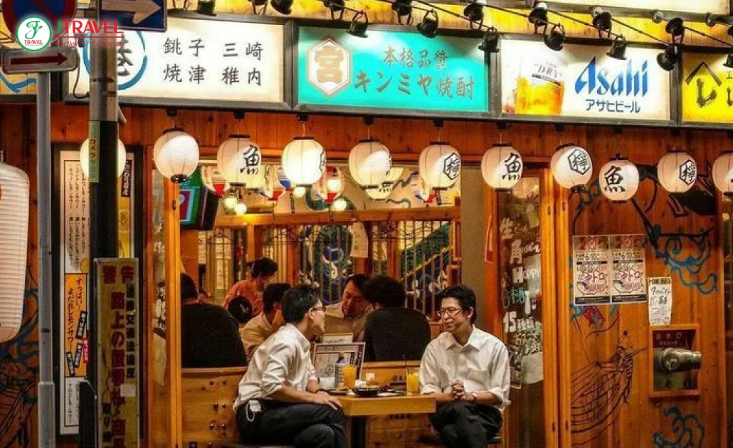 Ameyoko Tokyo khu chợ sầm uất với các quán izakaya và bar nhỏ