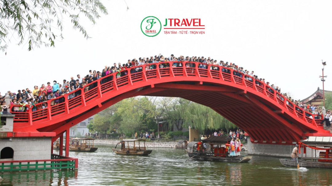 Cầu Hồng Kiều cây cầu gỗ cong mềm mại bắc qua sông Biện Hà 