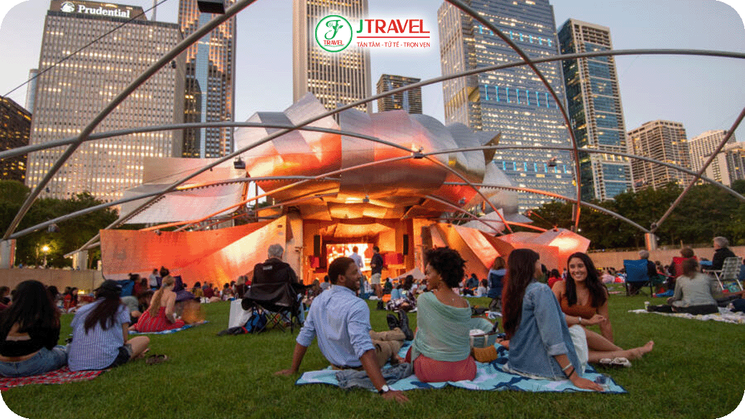 Picnic thư giãn trong công viên Millennium tận hưởng không khí xuân