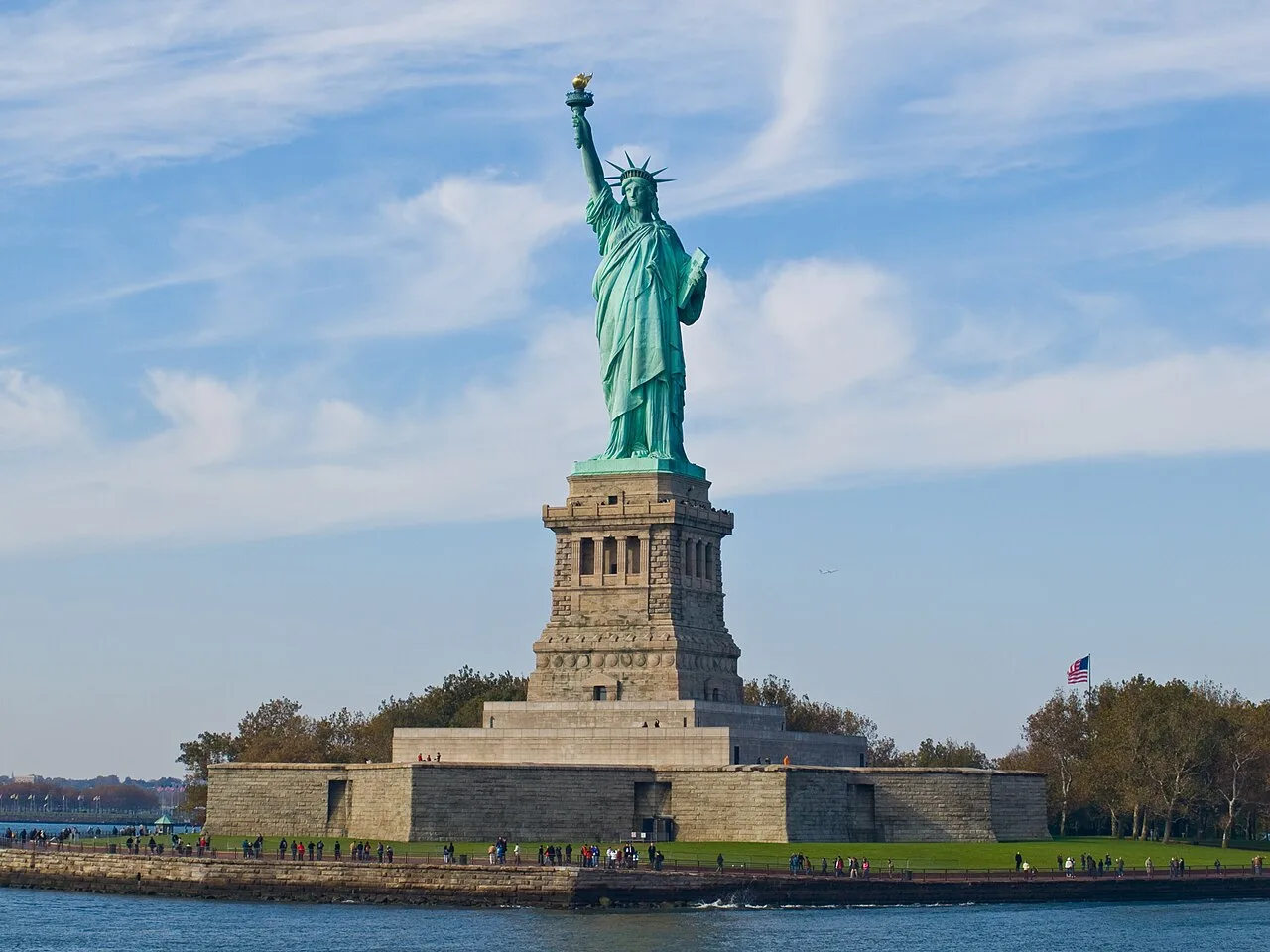 Tượng Nữ thần Tự do New York, điểm đến của khách đi tour Mỹ sau khi đậu visa