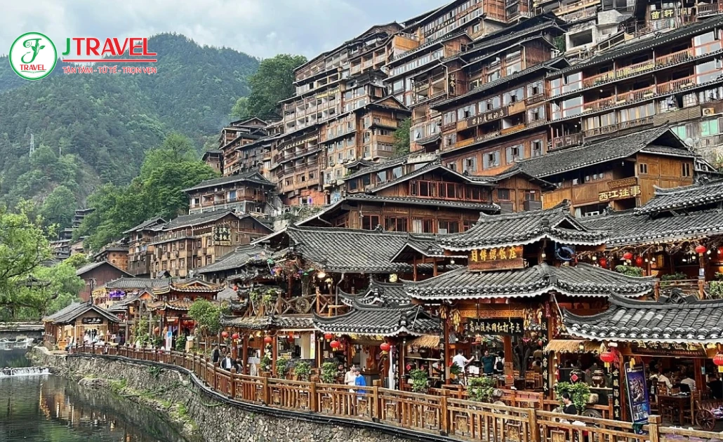 Nhà gỗ xếp tầng ở Tây Giang Miêu Trại