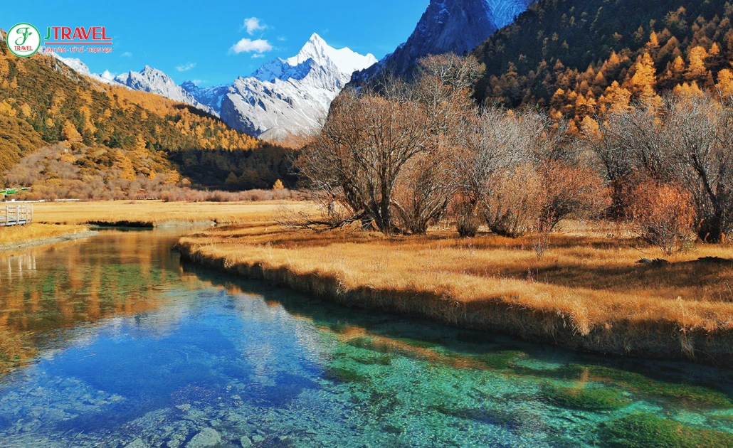 Phong cảnh Á Đinh cuối tháng 4 trời trong xanh