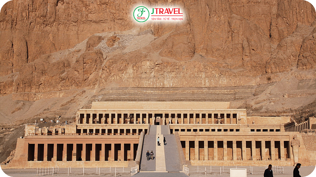 Đền Hatshepsut được thiết kế theo dạng ba tầng bậc thang