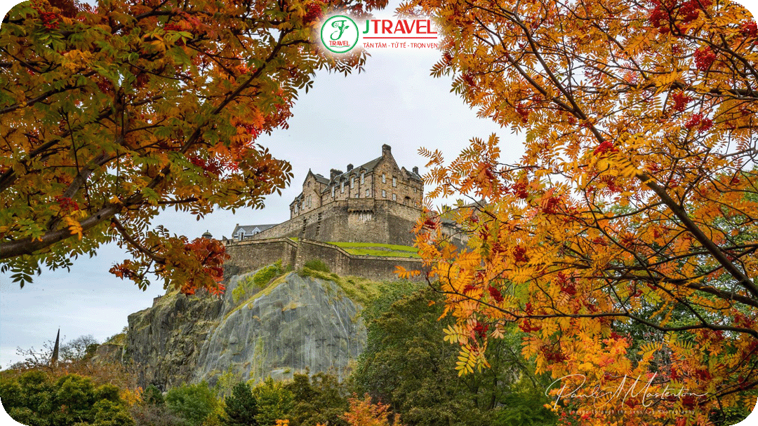 Toàn cảnh lâu đài Edinburgh trên đồi Calton Hill, nổi bật giữa sắc thu rực rỡ của thủ đô Scotland