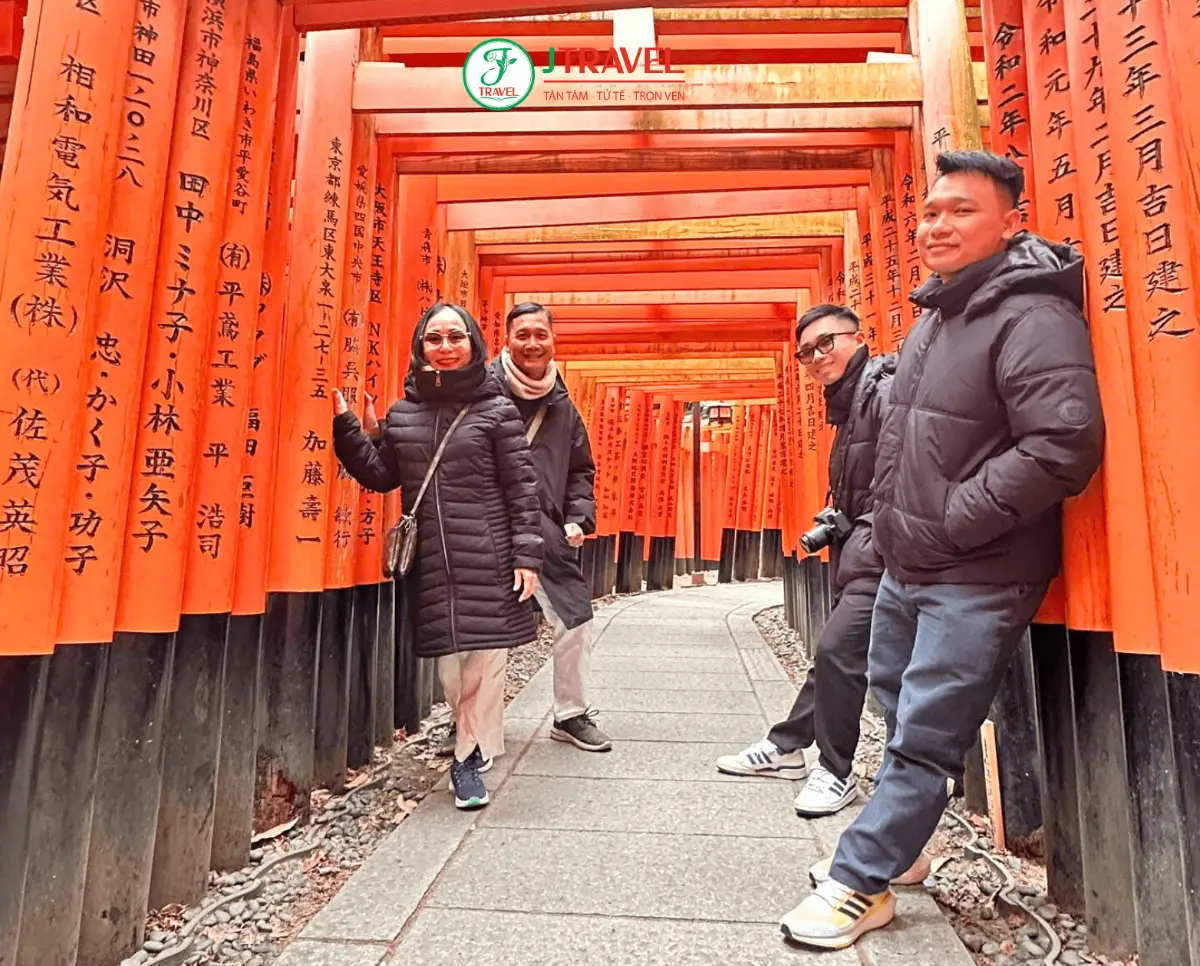 Du khách J Travel dưới cổng torii đền Fushimi Inari