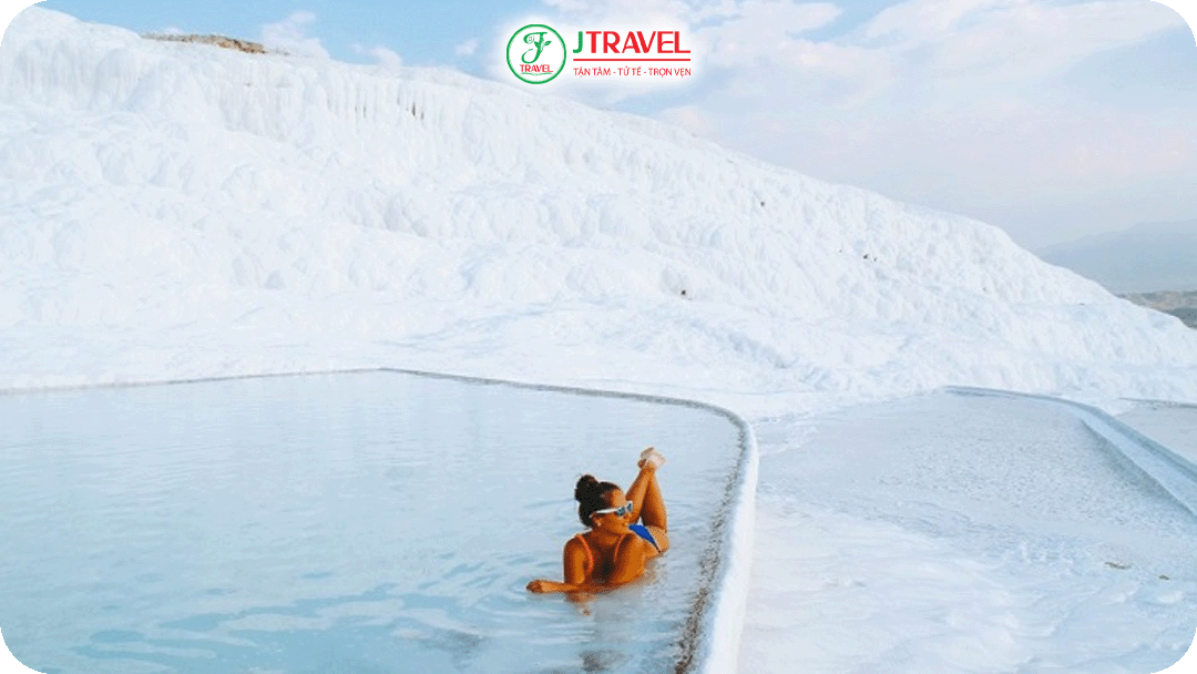 Ngâm mình dưới dòng suối nước nóng ngắm nhìn cảnh quan