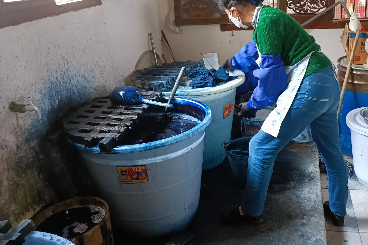 Vại nhuộm chàm thủ công ở trấn Hỷ Châu, Đại Lý