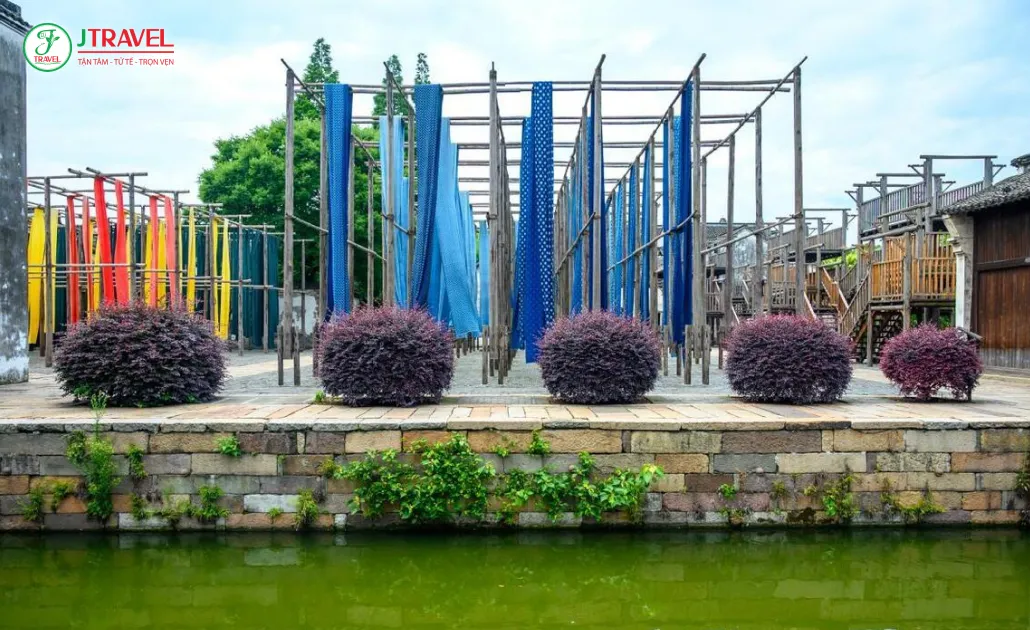 Đông Sách Ô Trấn gìn giữ nghề thủ công truyền thống như nhuộm vải dệt tơ 