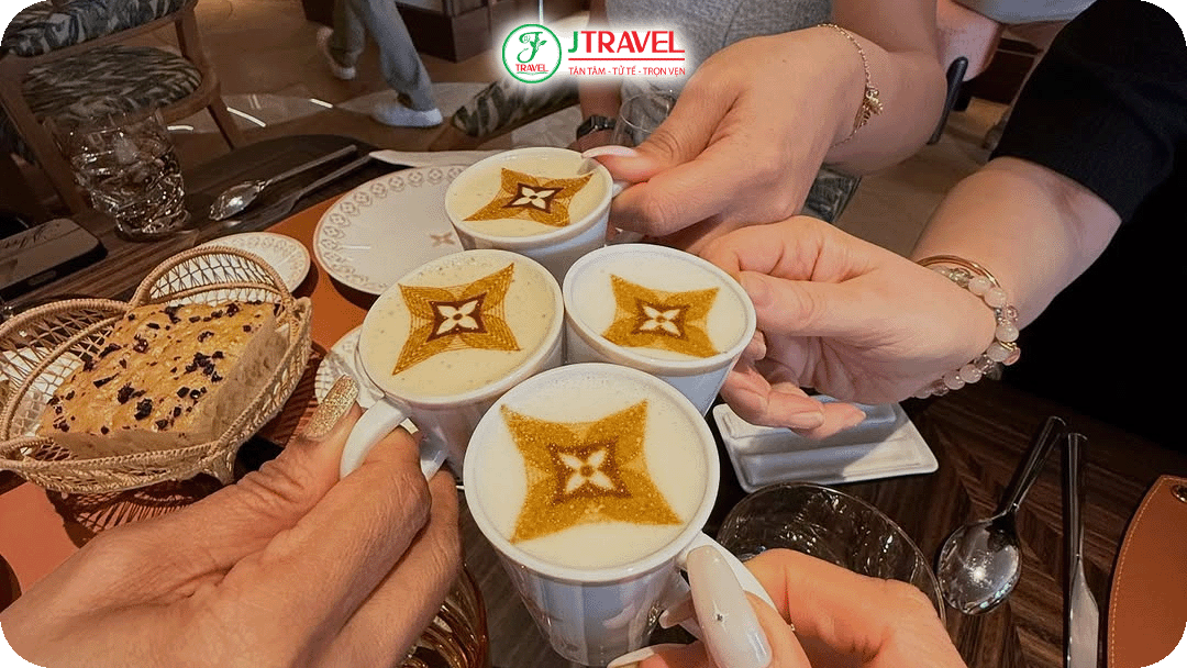 Thưởng thức cafe và bánh ngọt từ Louis Vuitton bên trên tầng 3
