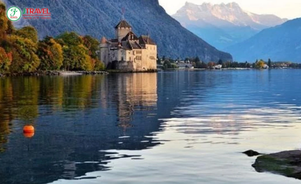 Khung cảnh hồ Brienz và Thun nhìn từ Interlaken