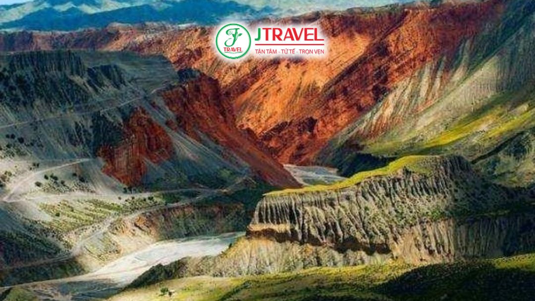 Cấu trúc địa chất phân tầng tại hẻm núi Dushanzi