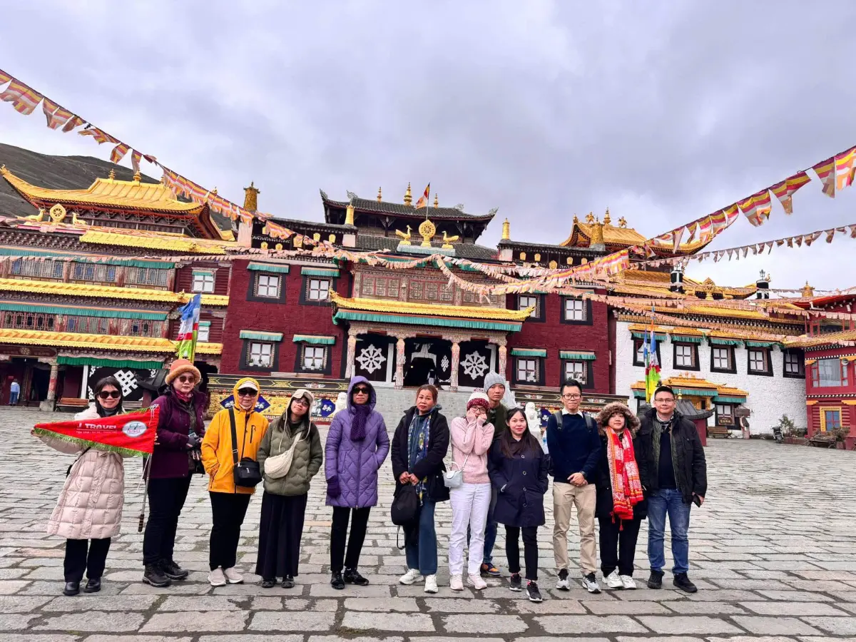 Đoàn khách J Travel tham quan tu viện Tạng