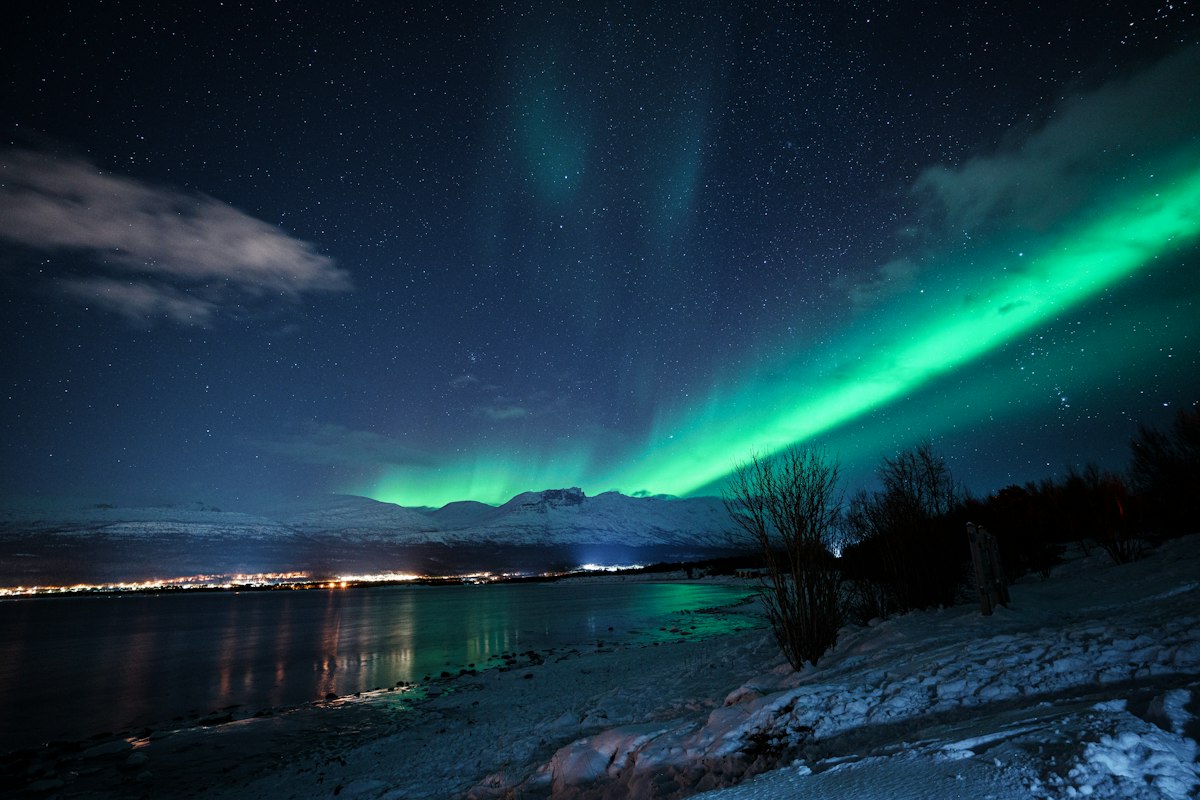 Cực quang xanh trên mặt nước ở Tromsø
