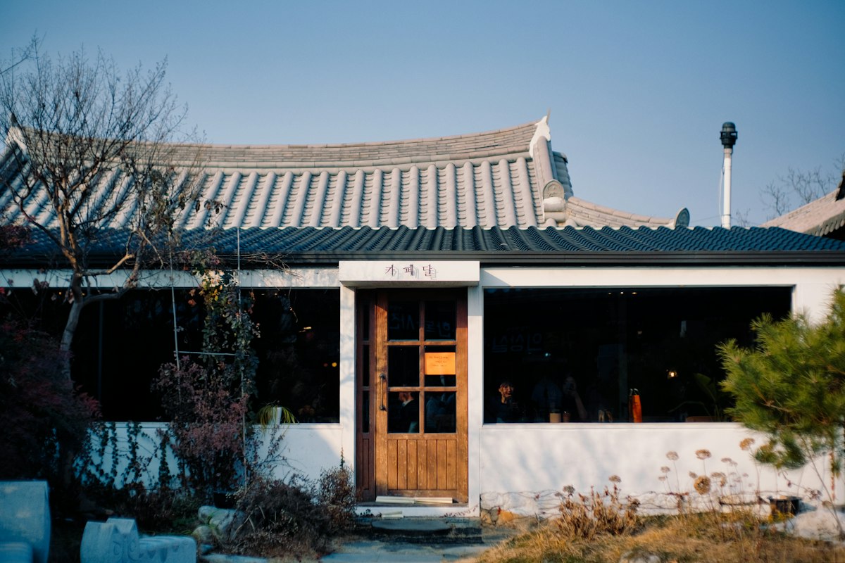 Ngôi nhà Hanok được cải tạo thành quán cà phê