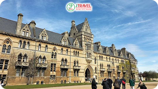Christ Church - một ngôi trường được cấu thành từ Đại học Oxford