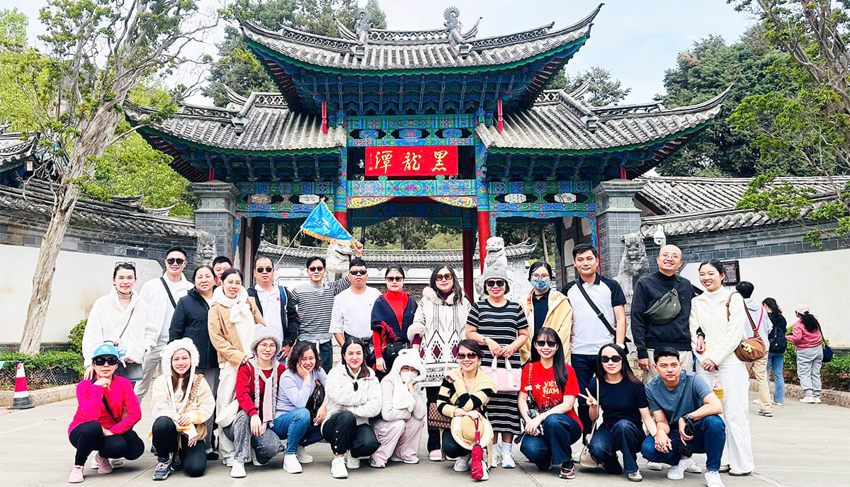 Du khách ghé công viên Hắc Long Đàm cùng J Travel