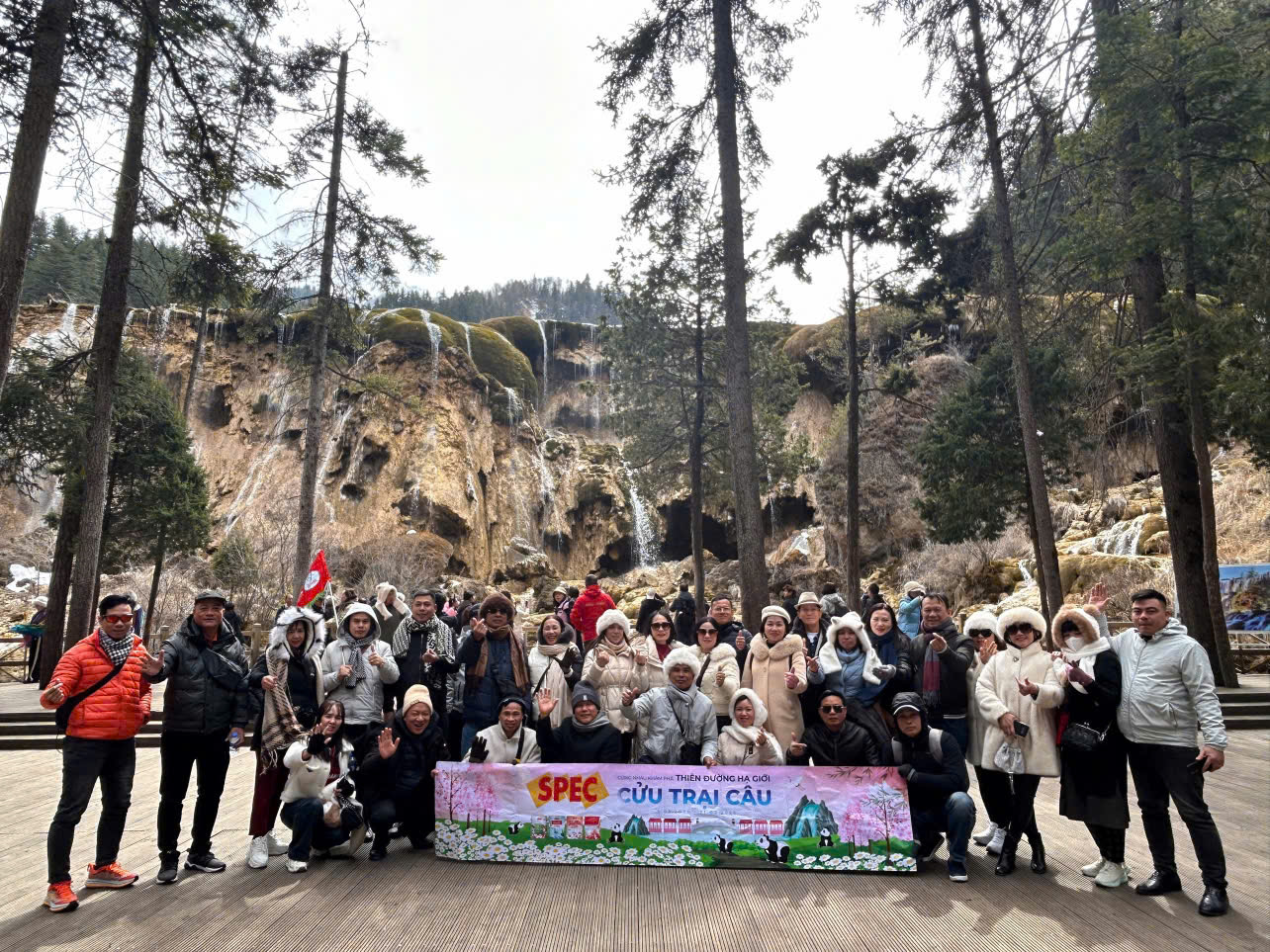Đoàn khách du lịch của JTRAVEL tham quan thác nước