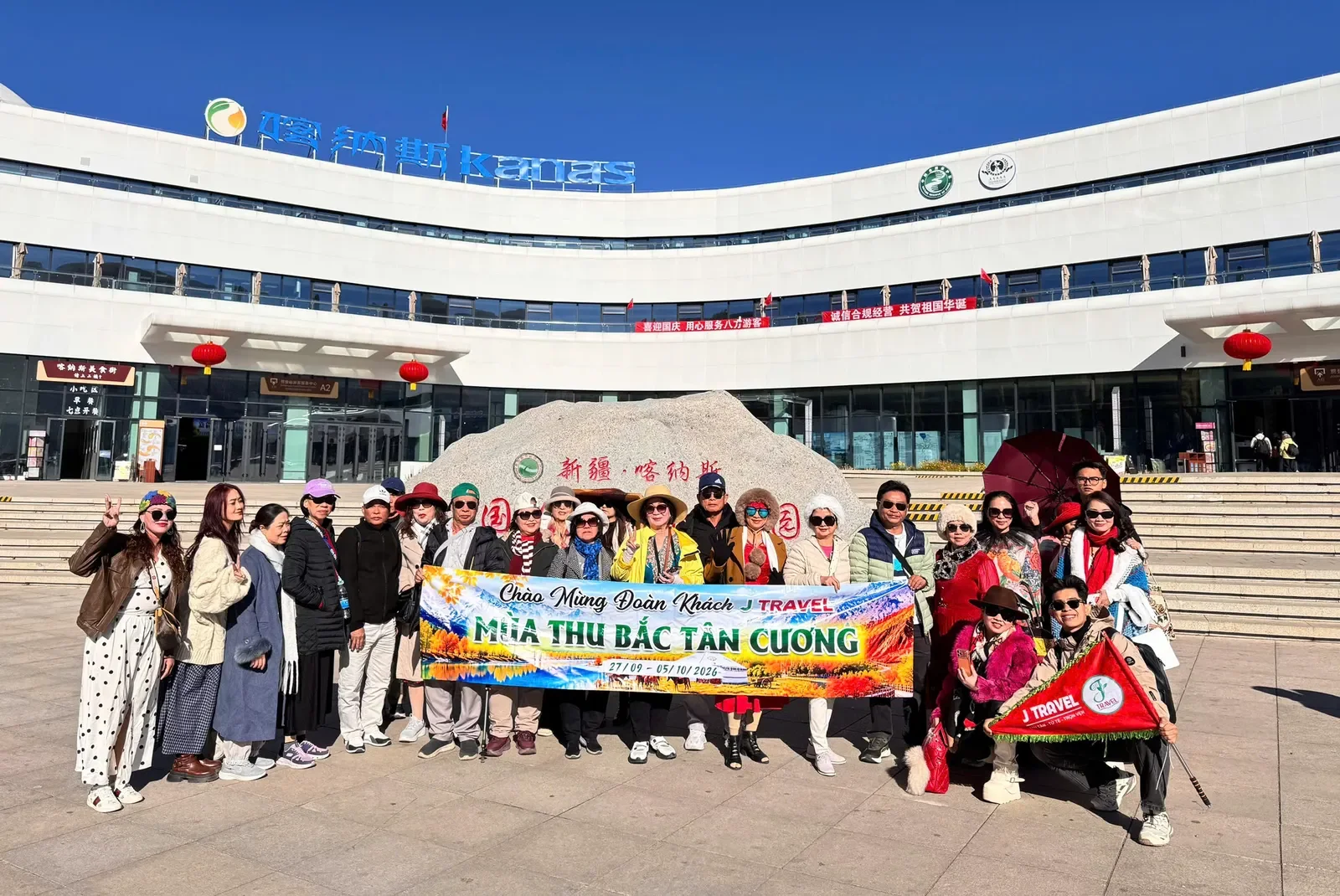 Đoàn khách J Travel tại trung tâm đón khách Kanas, tour Tân Cương mùa thu