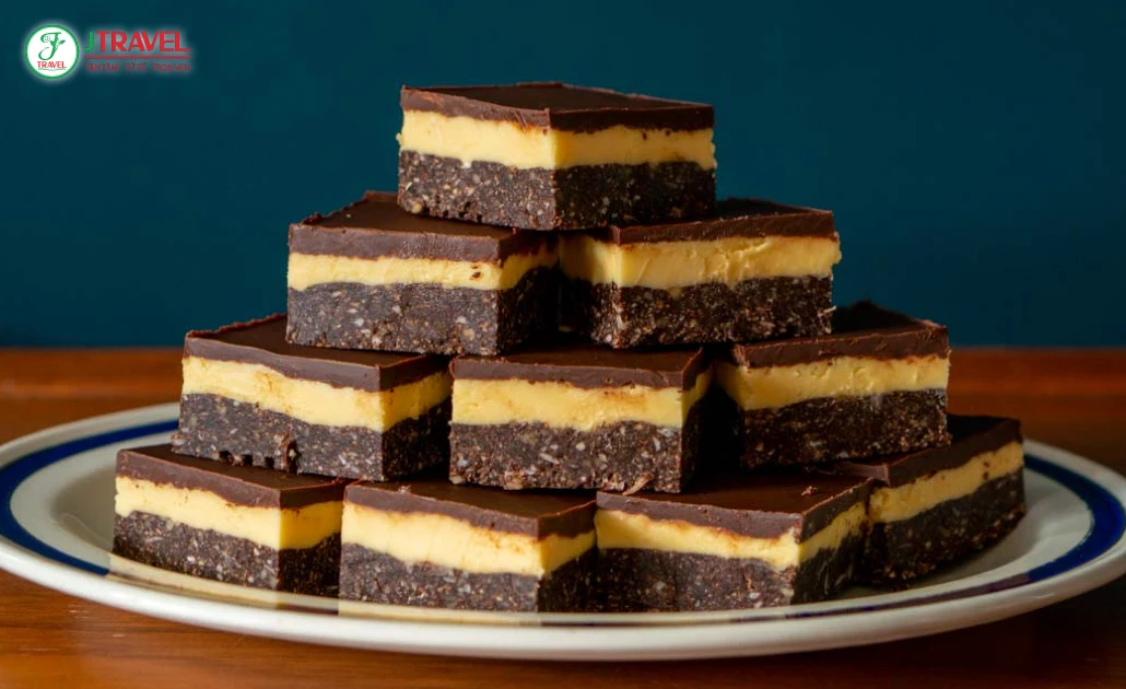 Nanaimo Bars ba lớp socola, kem bơ và hạnh nhân – đặc sản British Columbia, Canada
