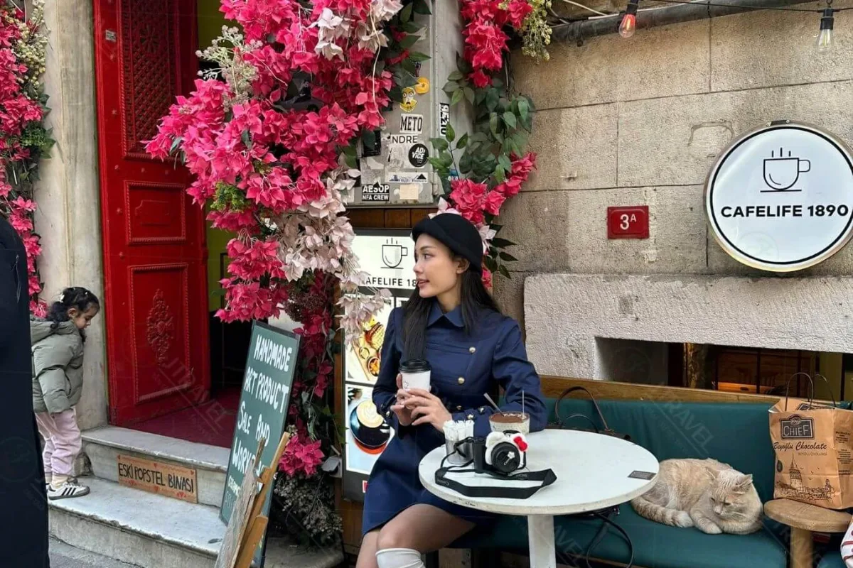 Du khách J Travel ngồi quán cà phê ở Istanbul, nơi có Wi-Fi miễn phí