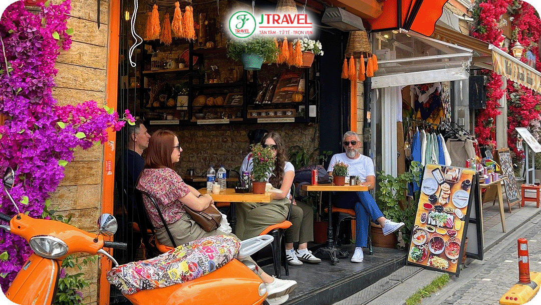 Ngắm nhìn nhịp sống chậm rãi của Balat trong một quán cà phê nhỏ