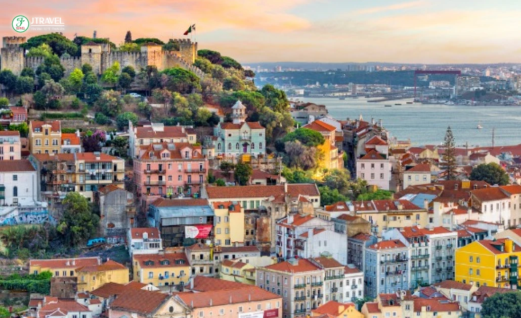 Toàn cảnh Lisbon nhìn từ miradouro với biển xanh và mái nhà c