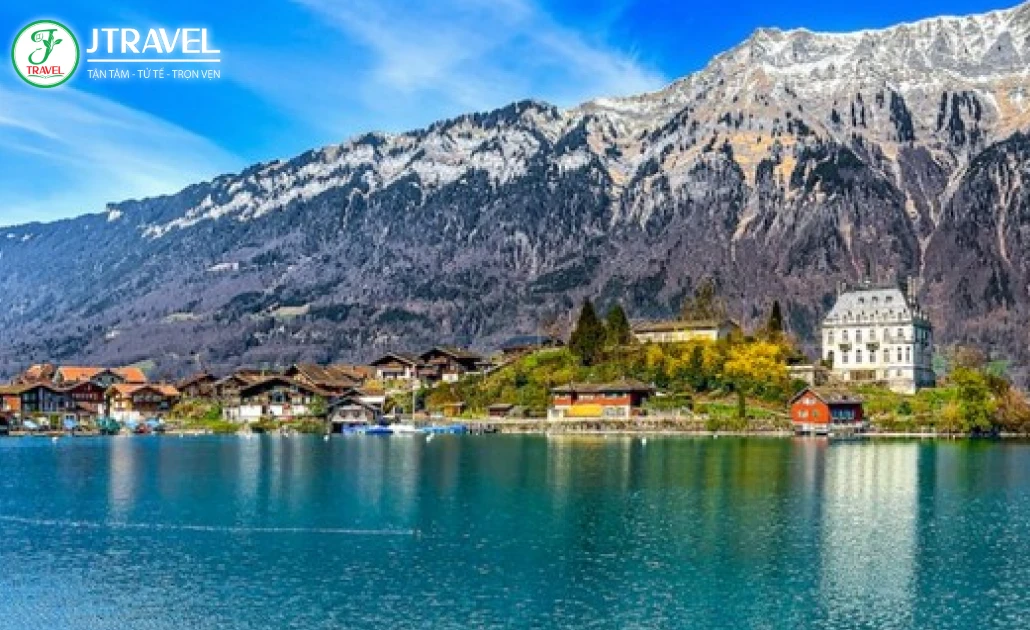 Hồ Brienz yên bình giữa núi Alps hùng vĩ