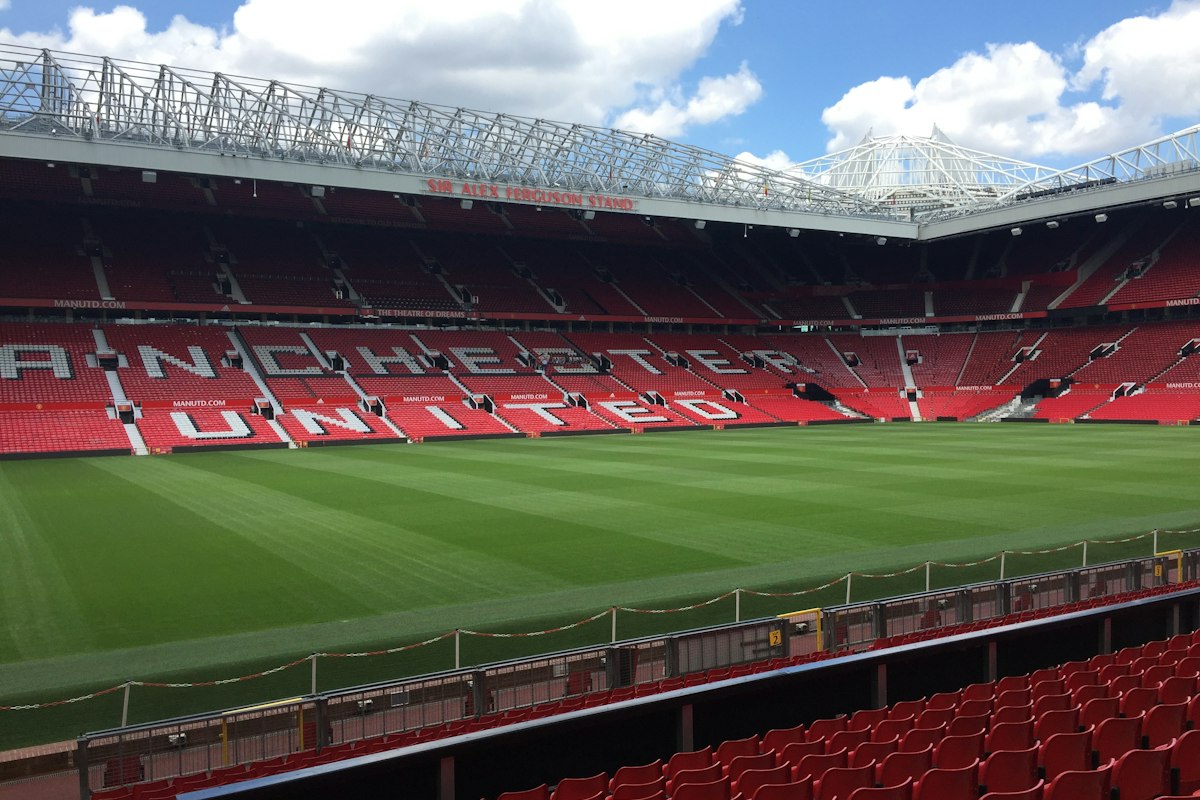 Khán đài đỏ và mặt sân cỏ bên trong Old Trafford