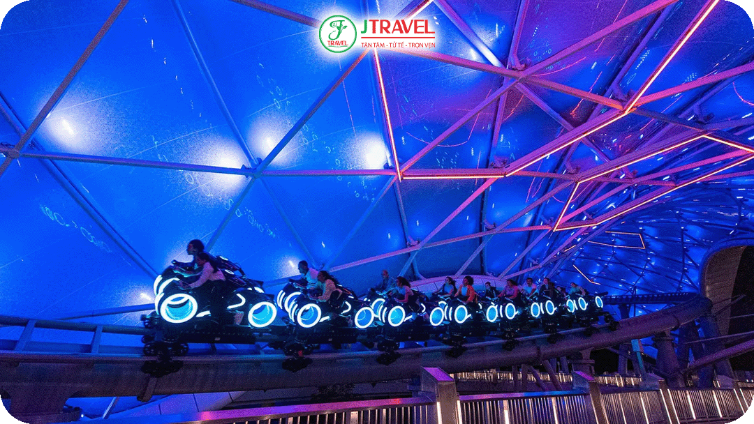 TRON Lightcycle Power Run – tàu lượn ánh sáng tốc độ cao