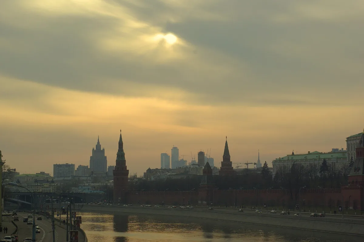 Đường chân trời Moscow lúc hoàng hôn với các tòa nhà kiểu Stalin