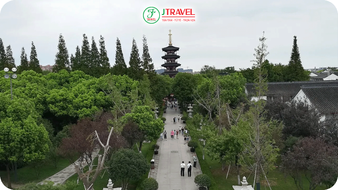 Kiến trúc chùa được xây dựng theo tông trục đối xứng rõ ràng