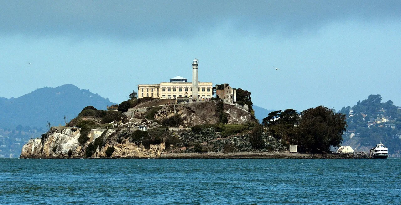 Đảo Alcatraz giữa vịnh San Francisco, nhà tù huyền thoại