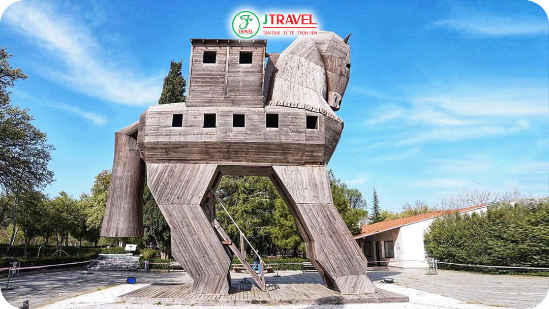 Ngựa Gỗ Thành Troy tại Khu Khảo Cổ – Phiên Bản Có Thể Leo Lên Bên Trong