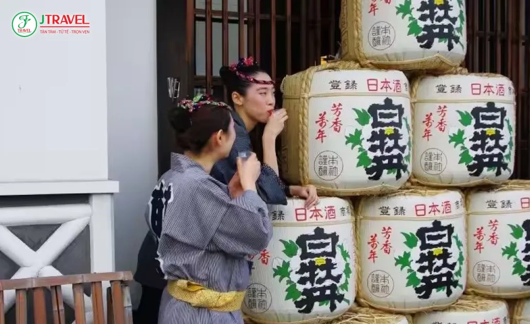 Du khách trong tour du lịch Nhật Bản cùng J Travel trải nghiệm nếm thử và tìm hiểu quy trình ủ rượu tại Bảo tàng Hakutsuru Sake