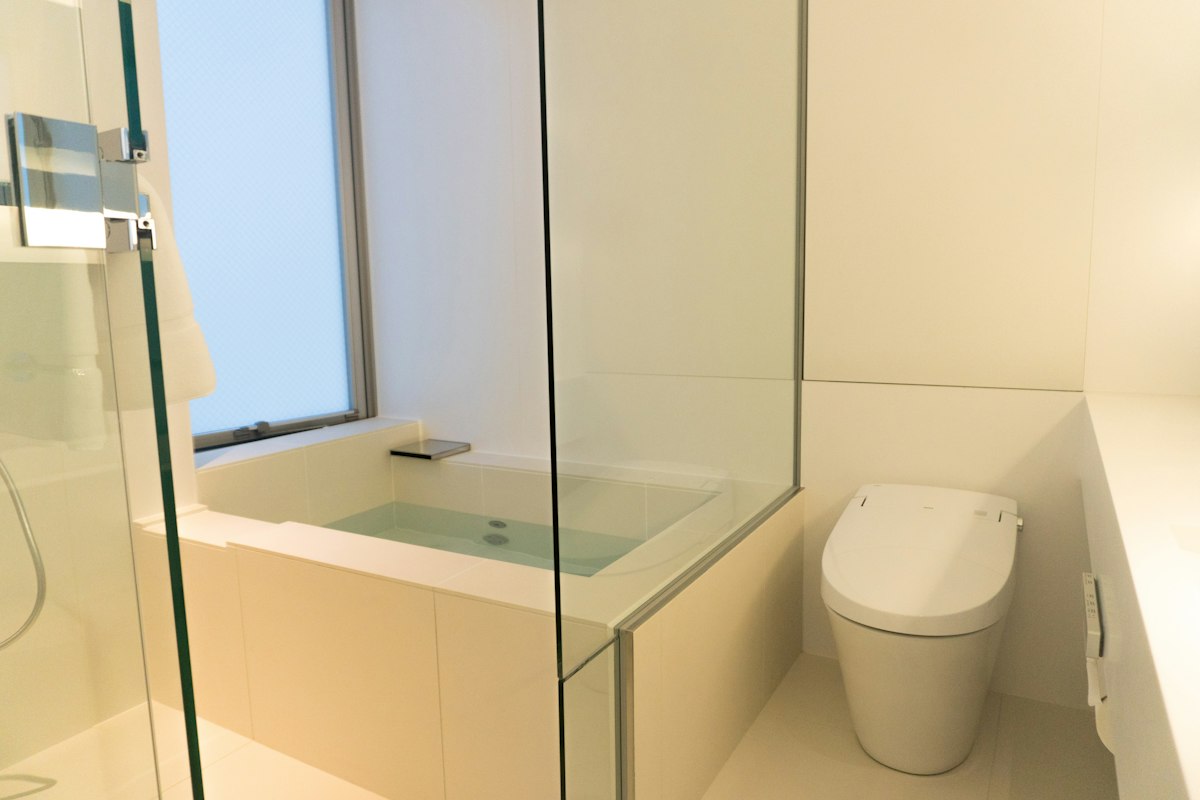 Phòng tắm và bồn cầu hiện đại trong khách sạn Nhật Bản