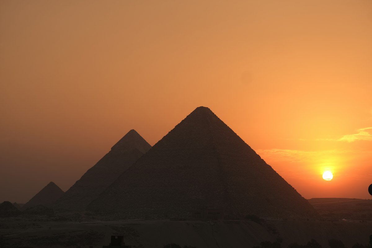 Hoàng hôn trên quần thể Kim tự tháp Giza