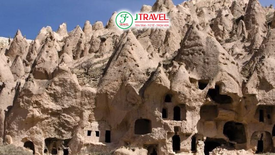 Những ống khói đá thần tiên vươn cao giữa thung lũng Cappadocia