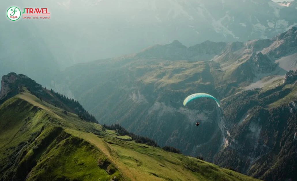 Trải nghiệm dù lượn và trekking giữa thung lũng