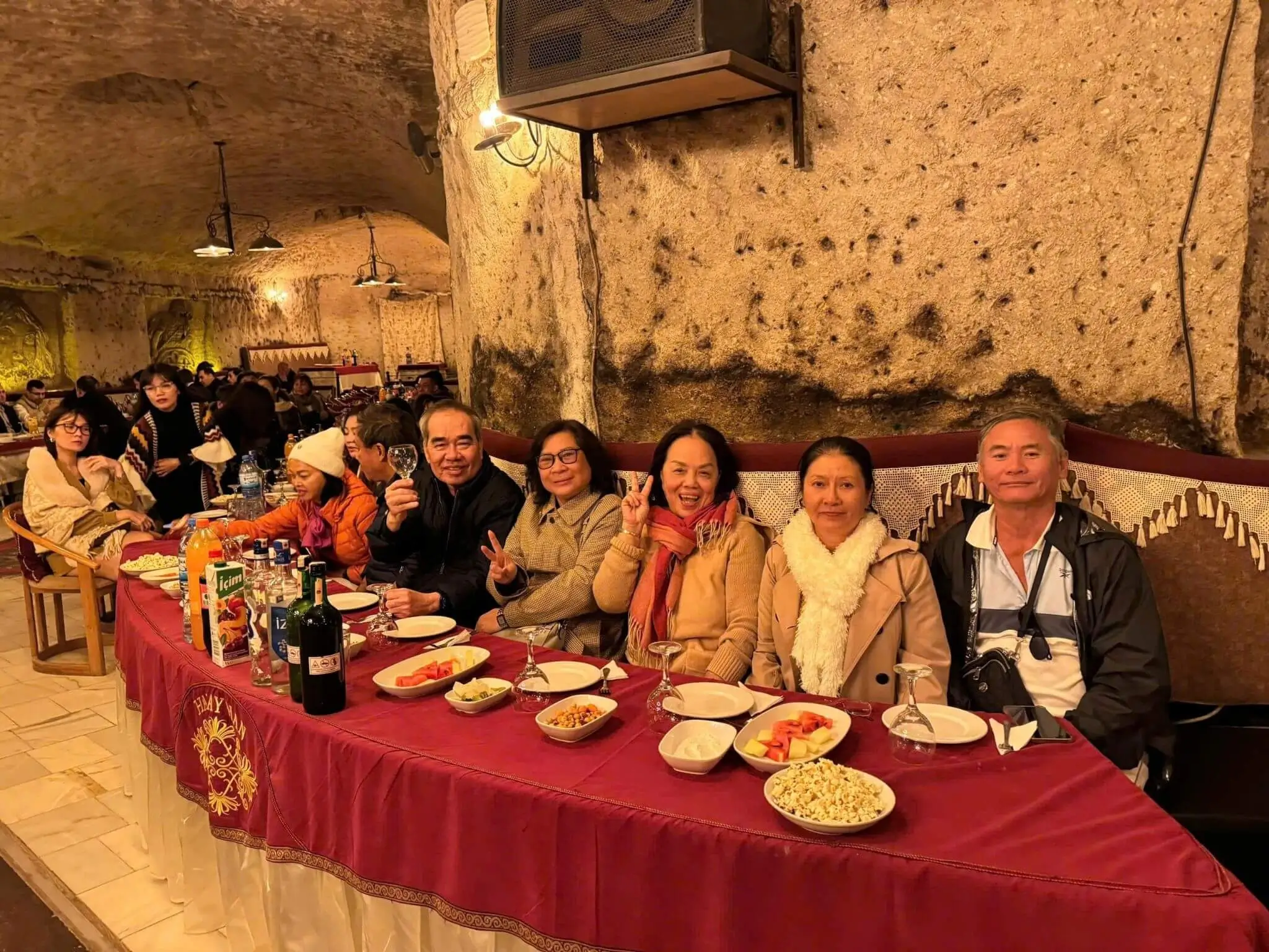 Khách nhà J Travel trải nghiệm bữa ăn trong hang đá